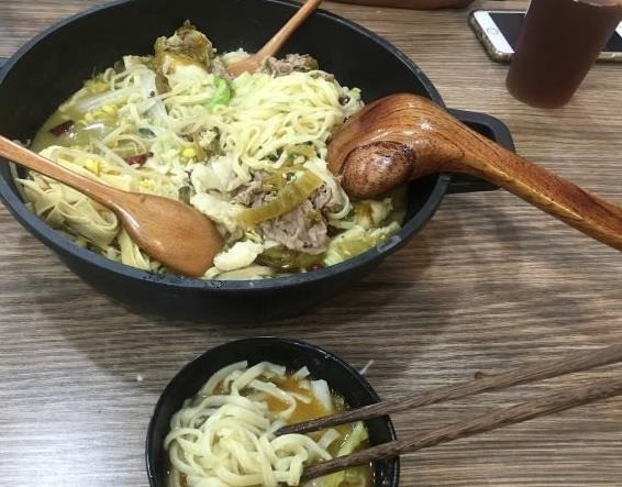 小巷见面酸菜鱼面